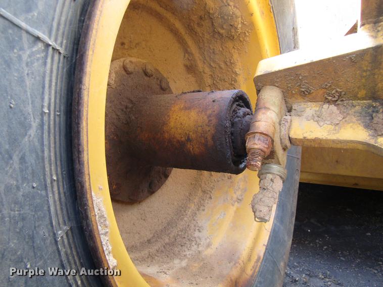 image for item DC0076 2005 John Deere 1812C scraper