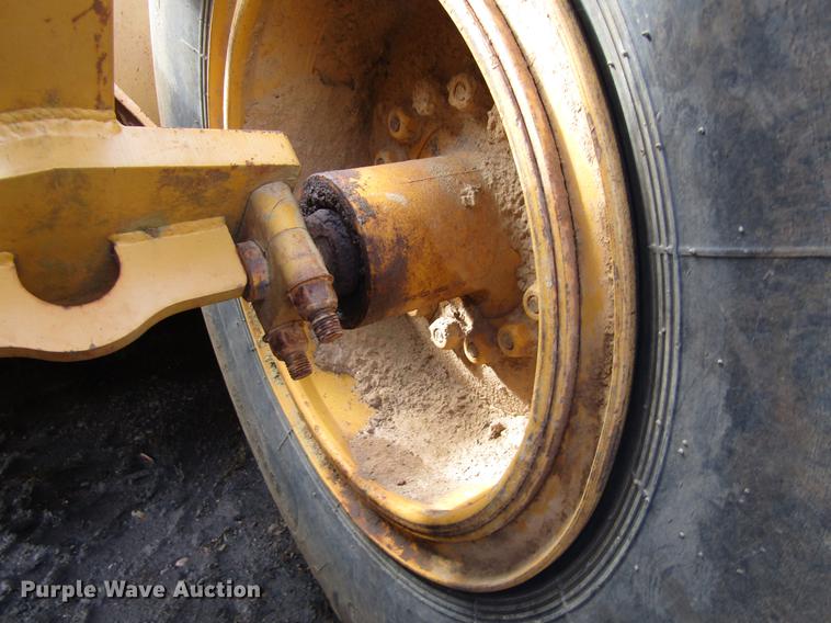 image for item DC0076 2005 John Deere 1812C scraper