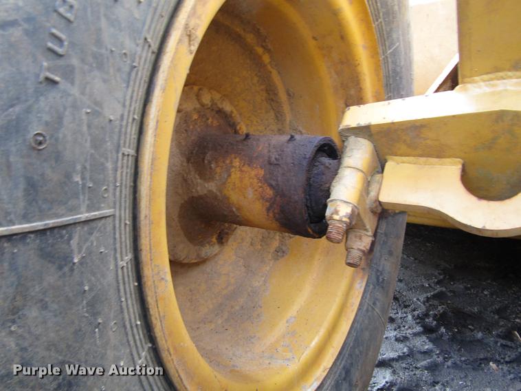 image for item DC0076 2005 John Deere 1812C scraper