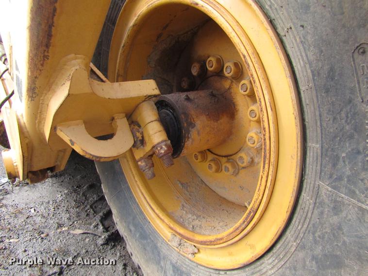 image for item DC0076 2005 John Deere 1812C scraper