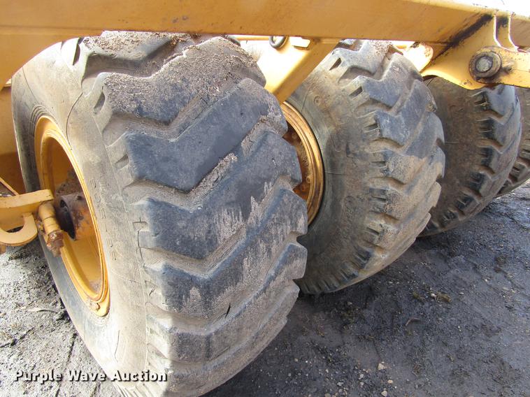 image for item DC0076 2005 John Deere 1812C scraper