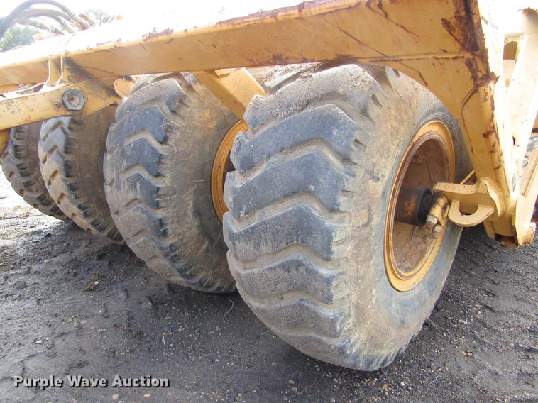 image for item DC0076 2005 John Deere 1812C scraper