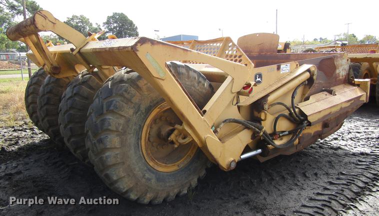 image for item DC0077 2005 John Deere 1812C scraper