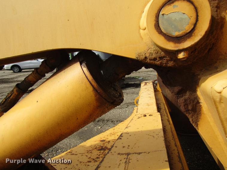 image for item DC0077 2005 John Deere 1812C scraper