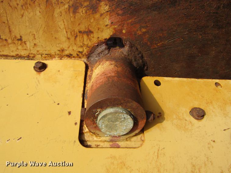 image for item DC0077 2005 John Deere 1812C scraper