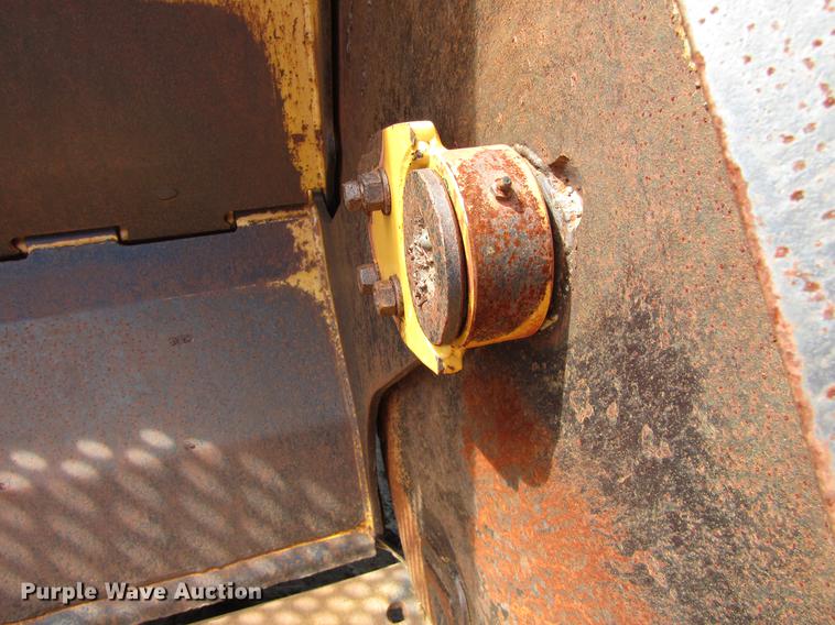 image for item DC0077 2005 John Deere 1812C scraper