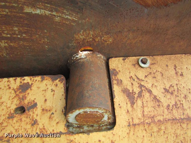 image for item DC0077 2005 John Deere 1812C scraper