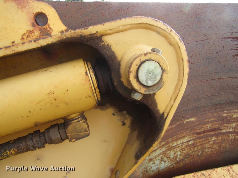 image for item DC0077 2005 John Deere 1812C scraper