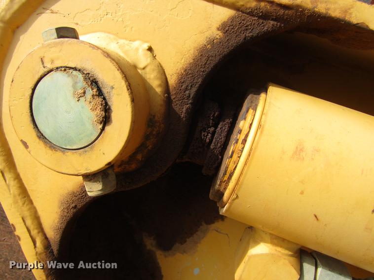 image for item DC0077 2005 John Deere 1812C scraper