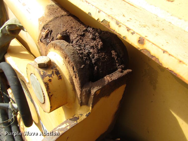 image for item DC0077 2005 John Deere 1812C scraper