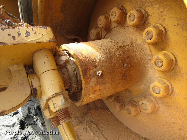 image for item DC0077 2005 John Deere 1812C scraper