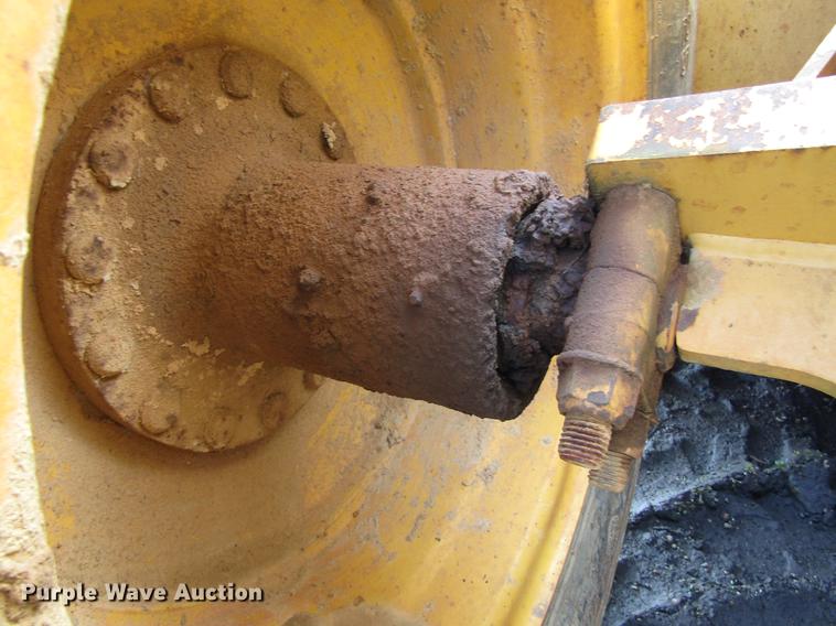 image for item DC0077 2005 John Deere 1812C scraper