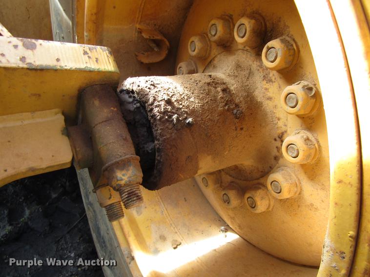 image for item DC0077 2005 John Deere 1812C scraper