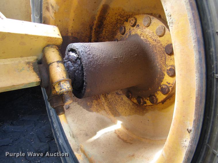 image for item DC0077 2005 John Deere 1812C scraper