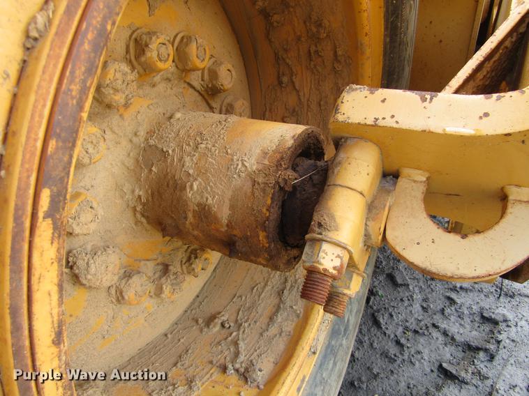 image for item DC0077 2005 John Deere 1812C scraper