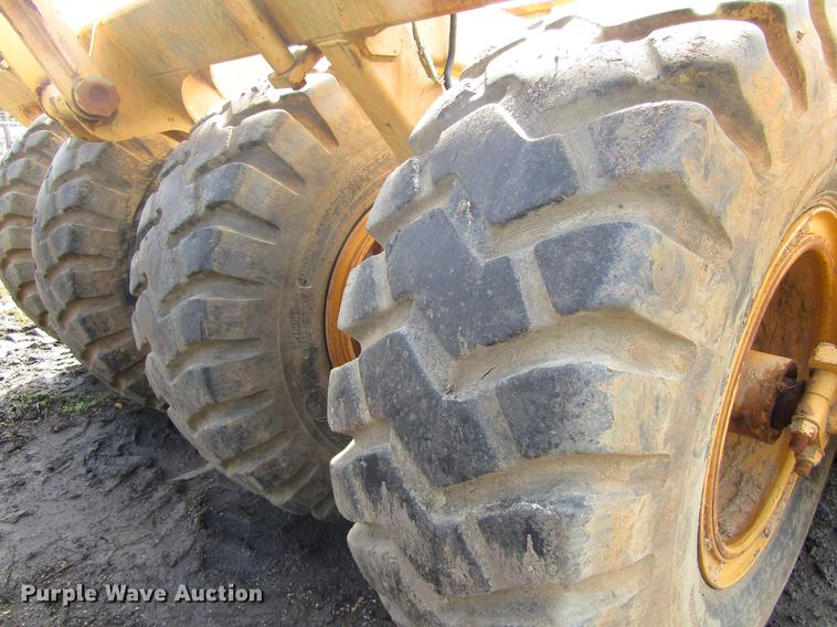 image for item DC0077 2005 John Deere 1812C scraper