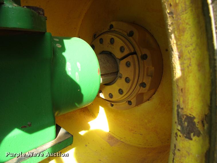 image for item DC0078 2005 John Deere 9520 4WD tractor