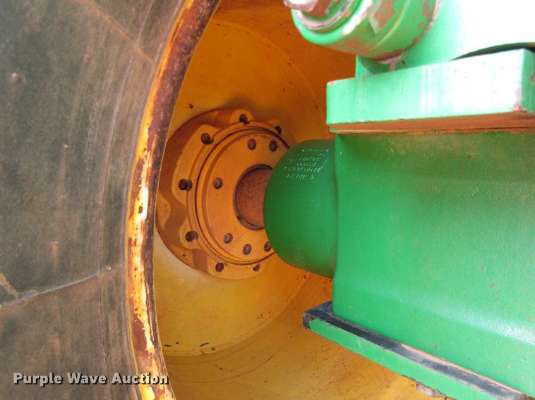 image for item DC0078 2005 John Deere 9520 4WD tractor