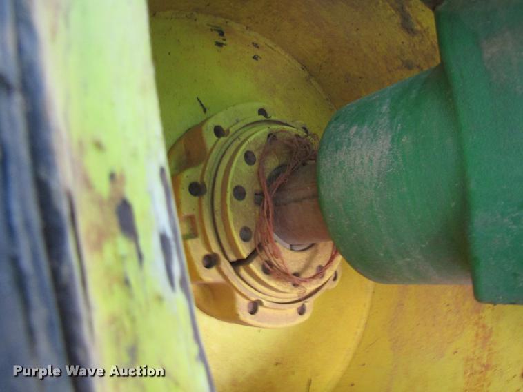 image for item DC0078 2005 John Deere 9520 4WD tractor