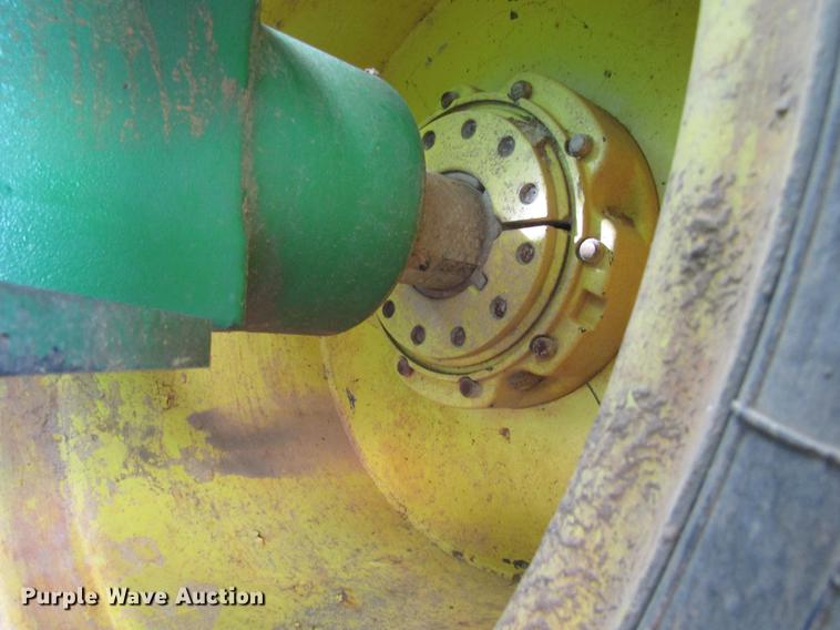 image for item DC0078 2005 John Deere 9520 4WD tractor