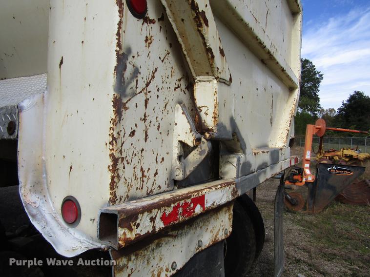 image for item DC0081 2000 Clement RKHL2625 end dump trailer