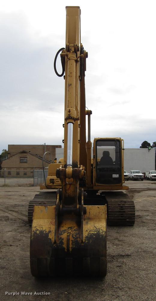 image for item DC0083 2001 John Deere 200LC excavator