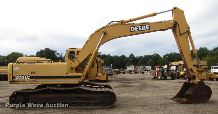 image for item DC0083 2001 John Deere 200LC excavator