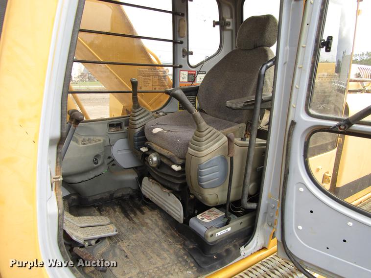 image for item DC0083 2001 John Deere 200LC excavator