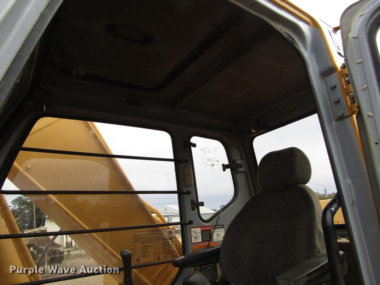 image for item DC0083 2001 John Deere 200LC excavator