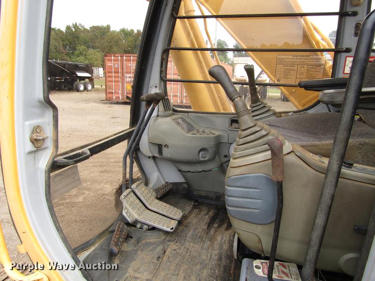 image for item DC0083 2001 John Deere 200LC excavator