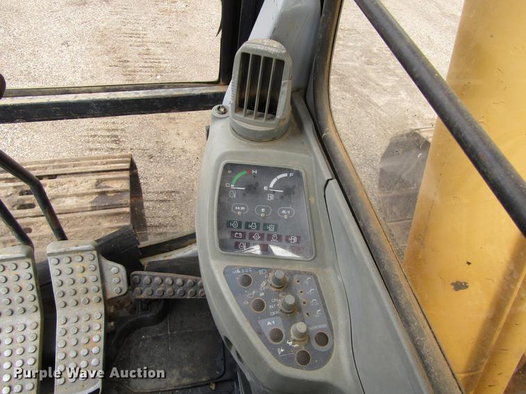 image for item DC0083 2001 John Deere 200LC excavator