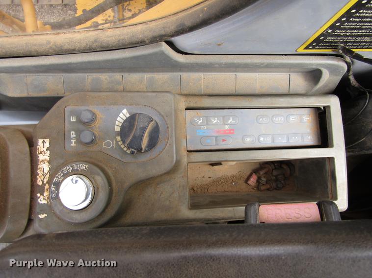 image for item DC0083 2001 John Deere 200LC excavator