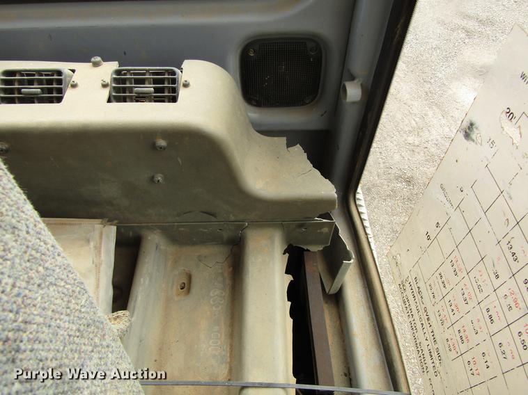 image for item DC0083 2001 John Deere 200LC excavator