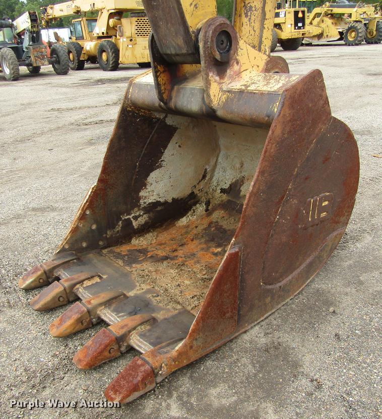 image for item DC0083 2001 John Deere 200LC excavator