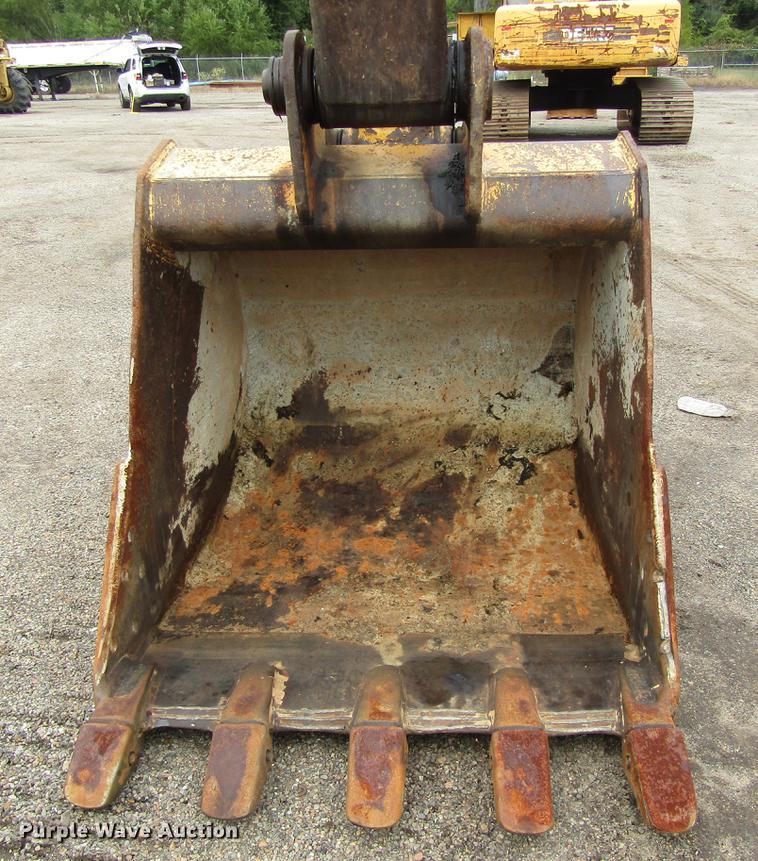 image for item DC0083 2001 John Deere 200LC excavator