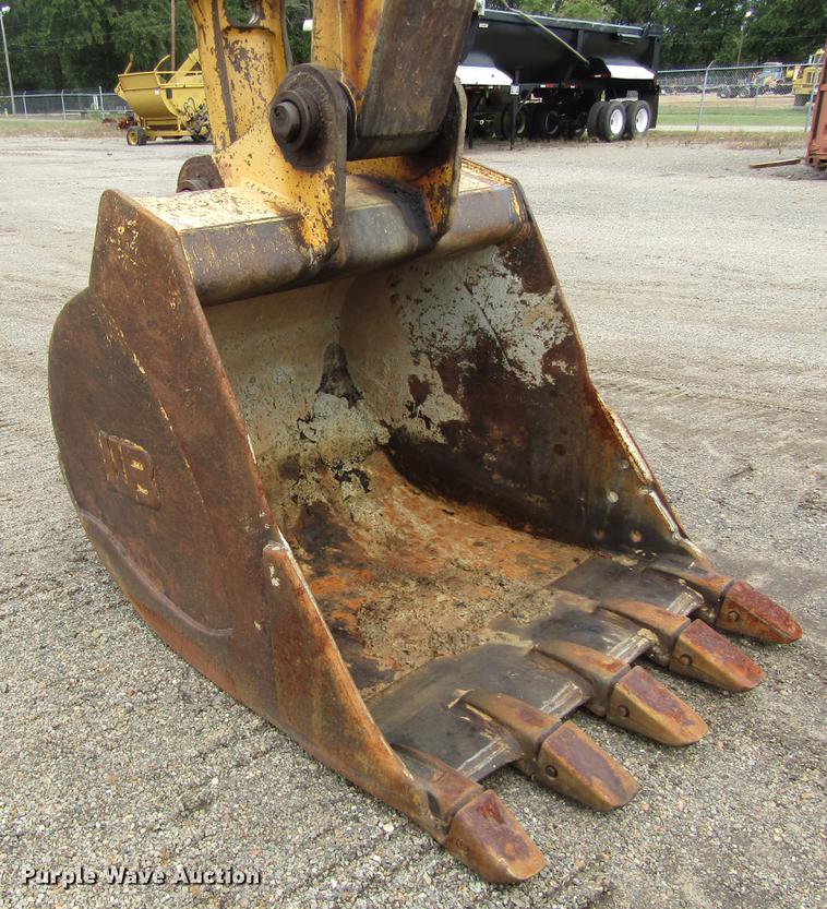 image for item DC0083 2001 John Deere 200LC excavator