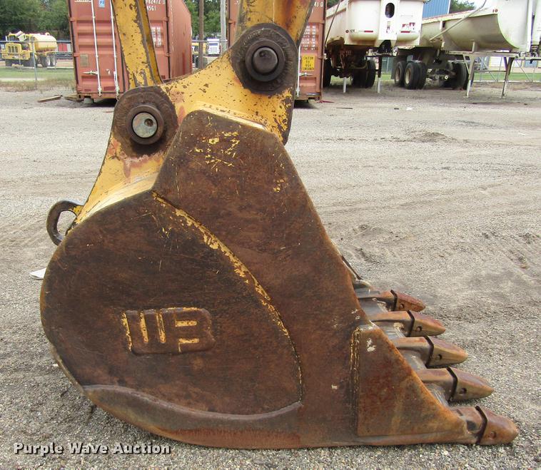 image for item DC0083 2001 John Deere 200LC excavator
