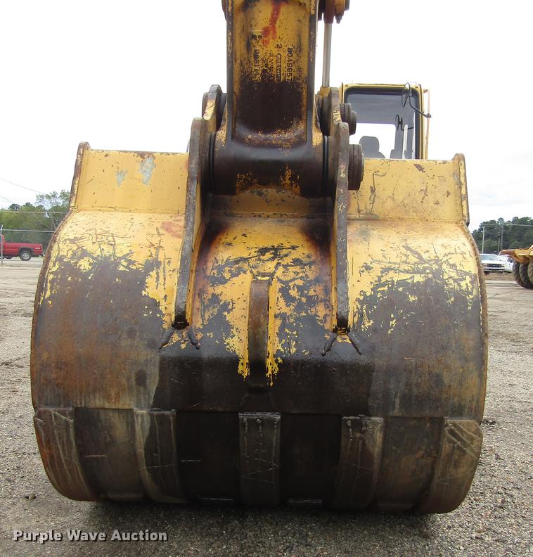 image for item DC0083 2001 John Deere 200LC excavator