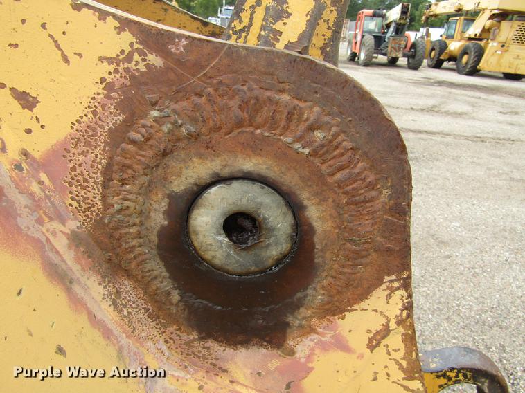 image for item DC0083 2001 John Deere 200LC excavator