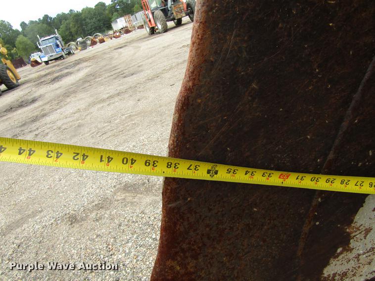 image for item DC0083 2001 John Deere 200LC excavator