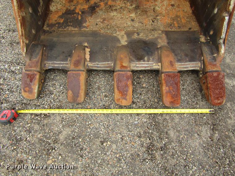 image for item DC0083 2001 John Deere 200LC excavator