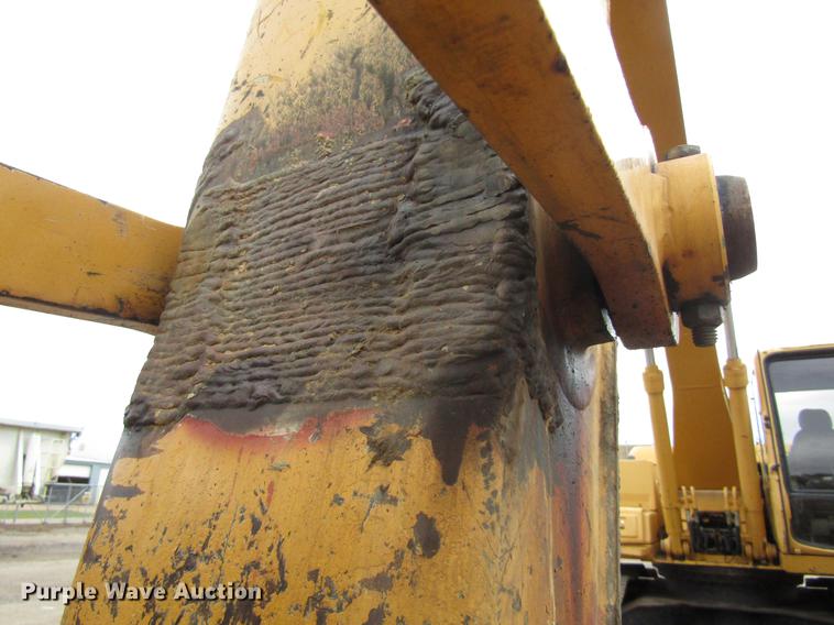 image for item DC0083 2001 John Deere 200LC excavator