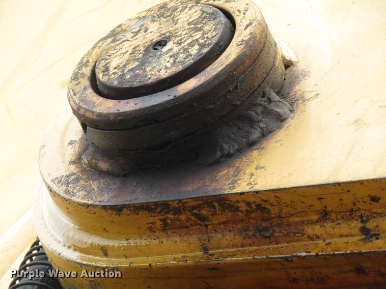 image for item DC0083 2001 John Deere 200LC excavator