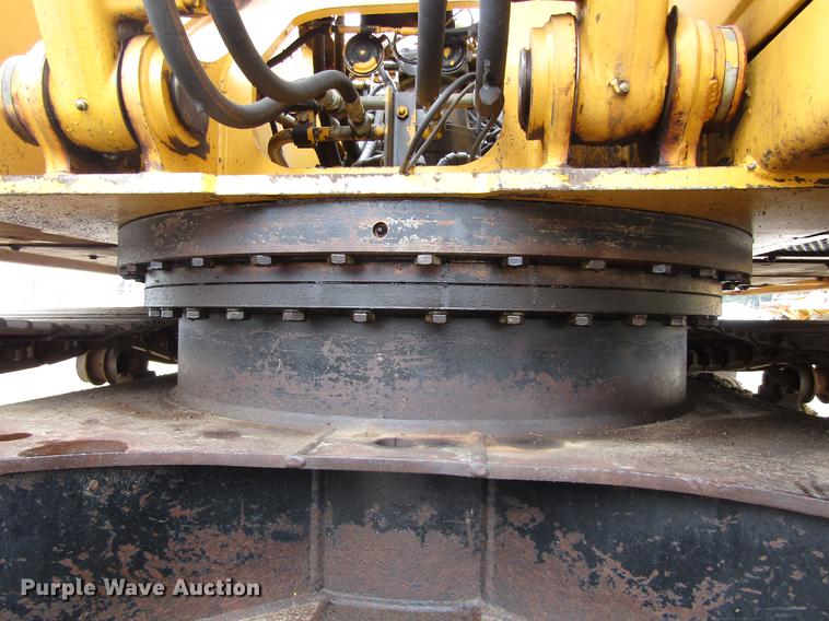 image for item DC0083 2001 John Deere 200LC excavator