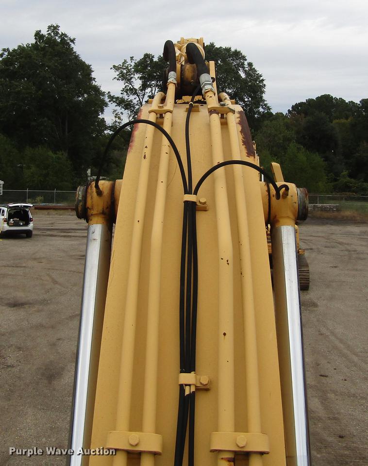 image for item DC0083 2001 John Deere 200LC excavator