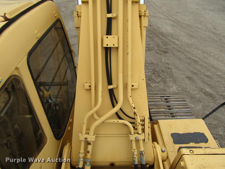 image for item DC0083 2001 John Deere 200LC excavator