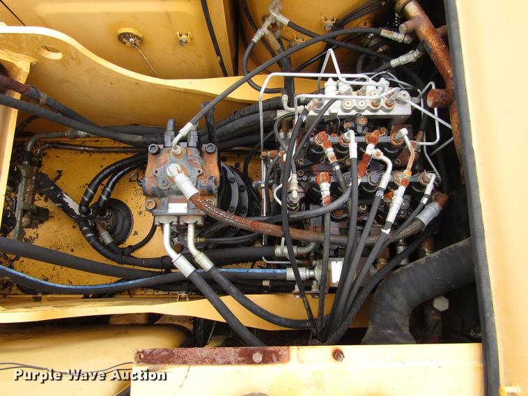 image for item DC0083 2001 John Deere 200LC excavator