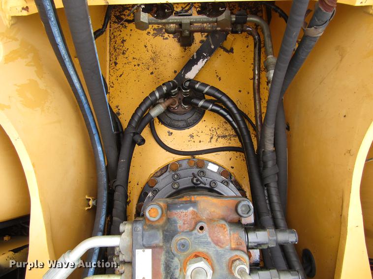 image for item DC0083 2001 John Deere 200LC excavator