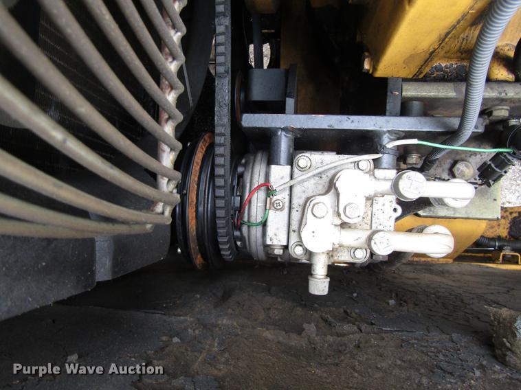 image for item DC0083 2001 John Deere 200LC excavator