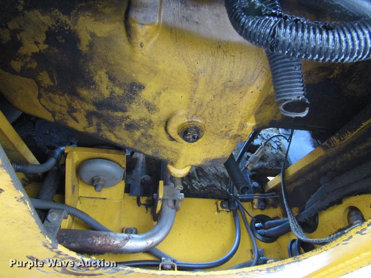 image for item DC0083 2001 John Deere 200LC excavator
